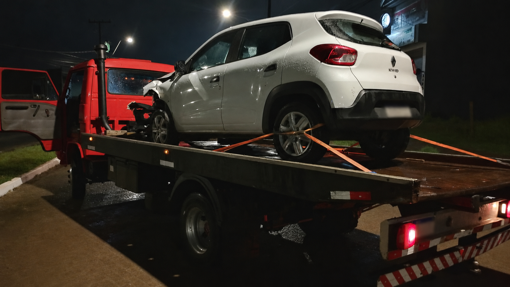 Foca Guinchos em atendimento noturno removendo Renault Kwid após colisão