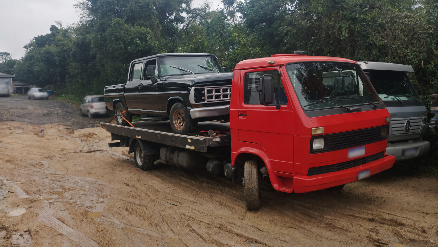 Foca Guinchos transportando picape Ford F-1000 preta em Porto Alegre